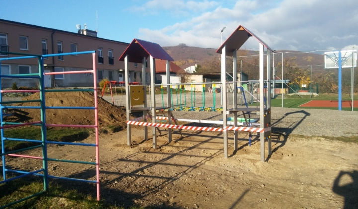 Výstavba detského ihriska - november 2018
